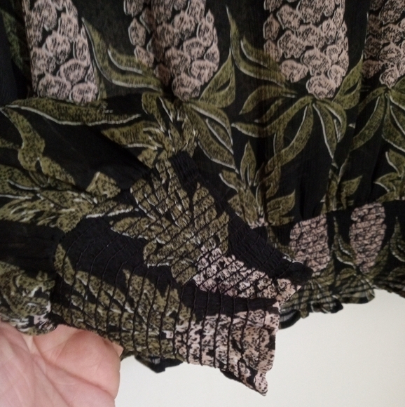 H&M vneck pineapple sheer top with bishop sleeves and smocked waist - Picture 6 of 6